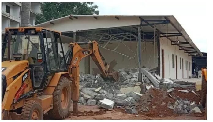 మేడ్చల్ డీసీపీ కార్యాలయం కూల్చి వేస్తున్న దృశ్యం ఫైల్ ఫోటో